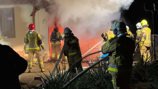 Ustrobna. Pożar garażu przy budynku mieszkalnym