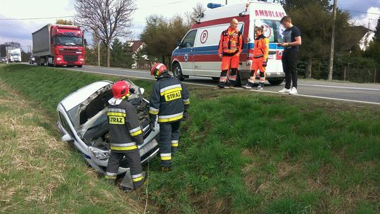 USTROBNA: Samochód w rowie. Na szczęście bez rannych