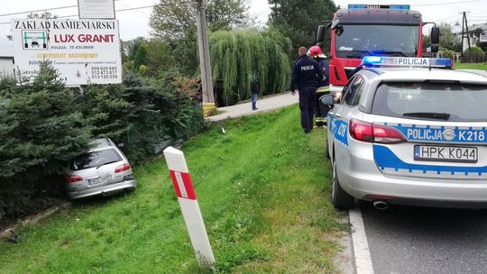 USTROBNA: Wjechał w ogrodzenie. Trzy osoby przewiezione do szpitala