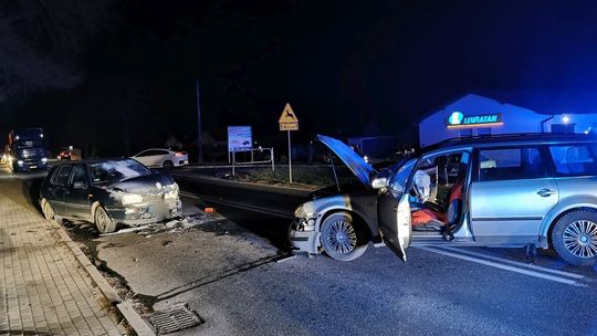 USTROBNA: Zderzenie dwóch samochodów na DW990