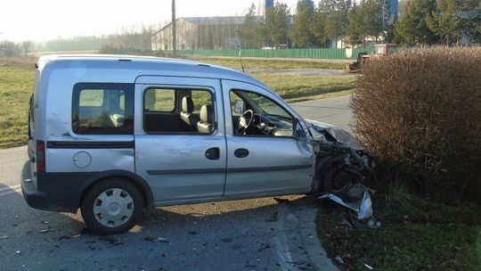 Ustrobna: Zderzyli się z autobusem przewożącym dzieci i uciekli