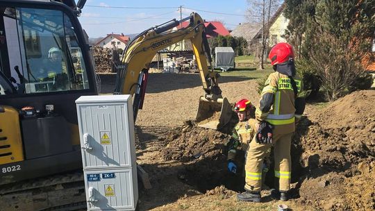 Uszkodzona rura gazowa podczas prac ziemnych. Szybka interwencja służb w Jasionce