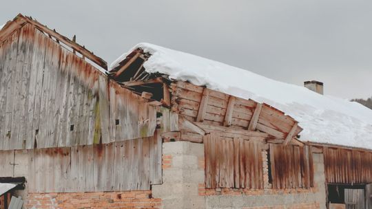 Uszkodzone dachy pod naporem śniegu w Faliszówce i Pietruszej Woli