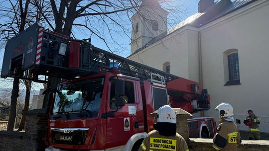 Uszkodzony krzyż na kościele w Kobylanach. Potrzebna była interwencja straży