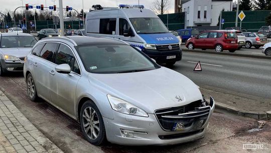 Utrudnienia na DK28 w Krośnie po zderzeniu Mercedesa z Peugeotem