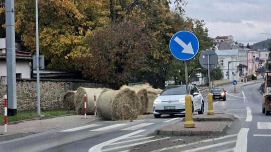 Uwaga kierowcy. Baloty siana na skrzyżowaniu DK19 i DW993 w Dukli