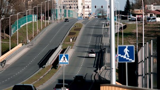 Uwaga kierowcy! Drogowcy będą montować znaki na DK28 - mogą pojawić się utrudnienia