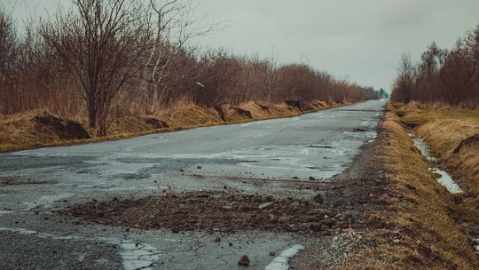 Uwaga kierowcy. Drogowcy w czwartek zaczną łatać dziury w jezdniach. Będą utrudnienia