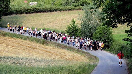 Uwaga kierowcy! Pielgrzymi przejdą przez powiat i Krosno. Zmierzają do Miejsca Piastowego