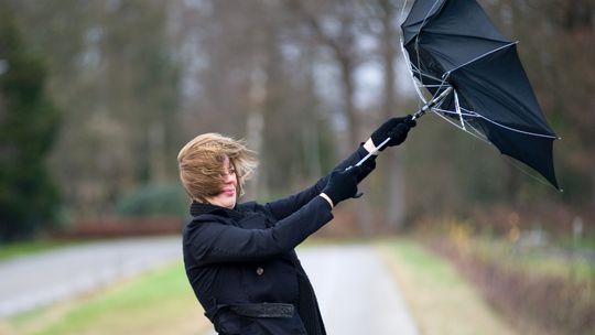 ? UWAGA! Silny wiatr. Porywy do 75 km/h