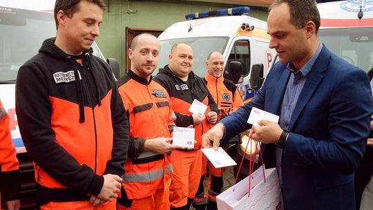 VIVO! Krosno podarowało świąteczne upominki ratownikom medycznym