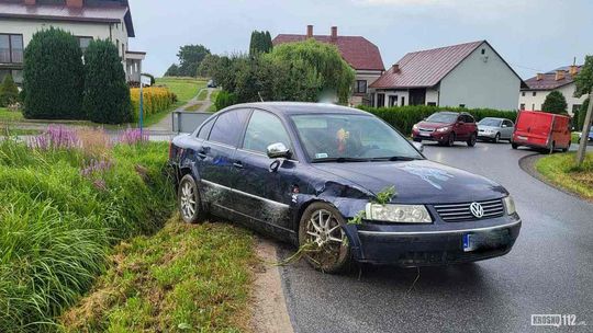 Volkswagen Passat w rowie. Kierowca był kompletnie pijany