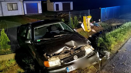 Volkswagen w ogrodzeniu. Sprawcy brak