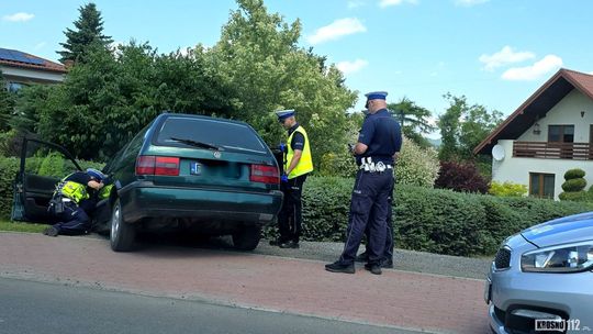 Volkswagen w rowie, pięciu nietrzeźwych pasażerów. Nikt nie przyznaje się do kierowania