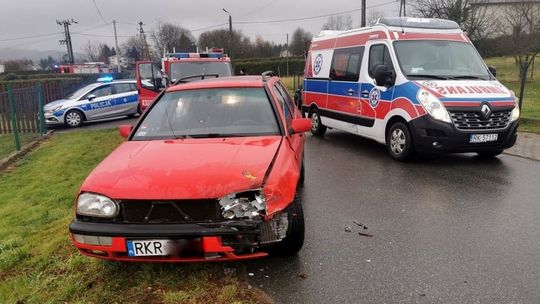 Volkswagenem wjechał w ogrodzenie. Kierujący kolejnym volkswagenem wjechał w niego i fiata