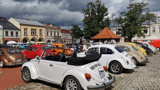 Volkswageny zaparkowały na krośnieńskim rynku [FOTO]
