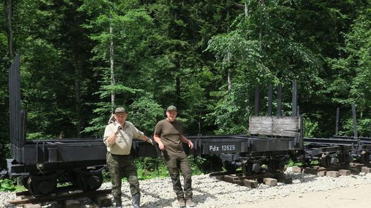 W Bieszczadach przy drodze na punkt widokowy stoją wagoniki kolejki wąskotorowej. Dlaczego?