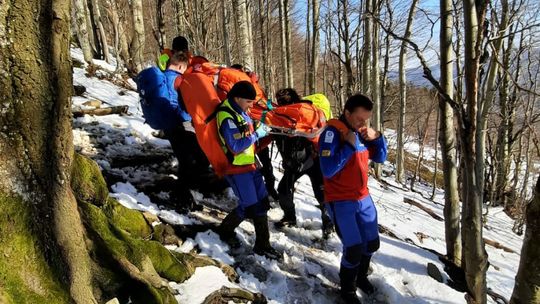 W Bieszczadach trudne warunki i śnieg. Ratownicy GOPR Bieszczady wezwani do rannej turystki