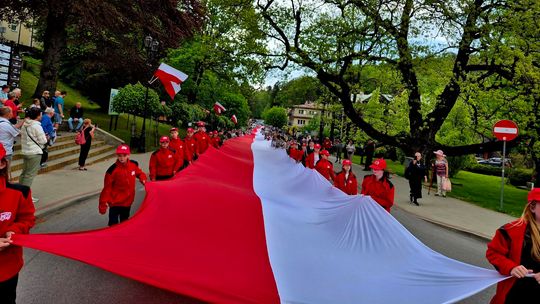 W Iwoniczu-Zdroju przeszli z 210-metrową flagą Polski