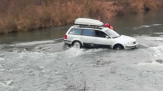 W Krempnej samochód wpadł do rzeki. W środku kobieta