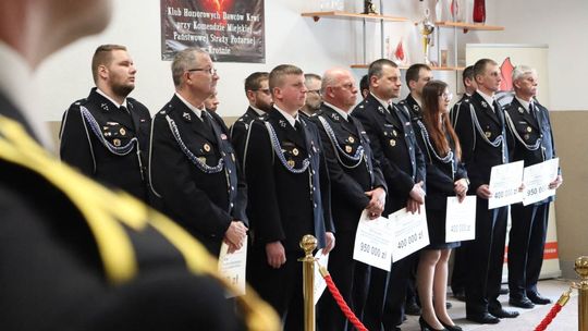 W krośnieńskiej komendzie PSP wręczono promesy na zakup samochodów pożarniczych