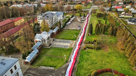 W Miejscu Piastowym ponieśli 200-metrową flagę w hołdzie dla Ojczyzny