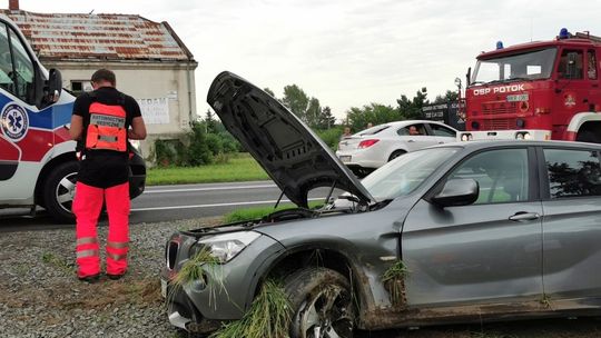 W przepust uderzył samochód. Podróżowała nim rodzina