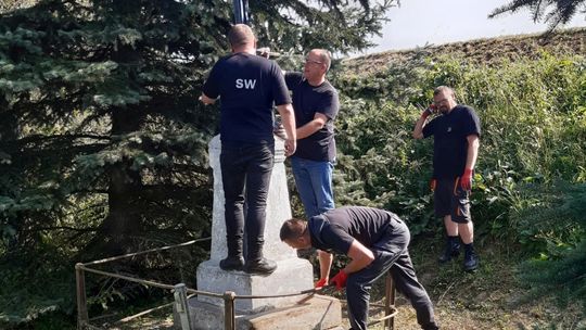 W remoncie zabytkowych kapliczek w Bieszczadach pomagają strażnicy więzienni