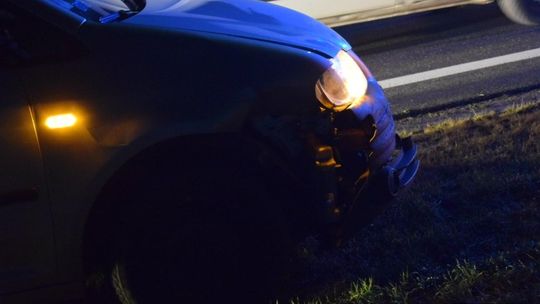 W samochód wpadły dziki. Podróżująca nim kobieta poczuła się źle