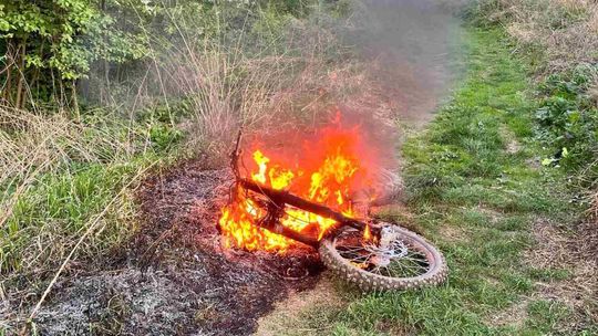 W Szczepańcowej niedaleko jazu spalił się motocykl