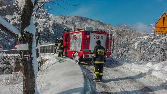 W trudnym terenie medycy potrzebowali pomocy strażaków