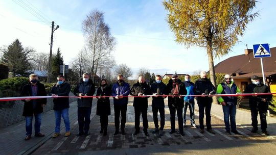 W Żeglcach będzie bezpieczniej. Droga z chodnikiem otwarta po remoncie