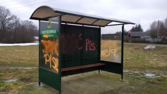 Wandale zdewastowali przystanki w Chlebnej i Piotrówce
