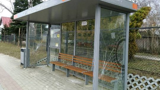 Wandale zniszczyli 30 wiat przystankowych.  Apelujemy o pomoc w ujęciu sprawców