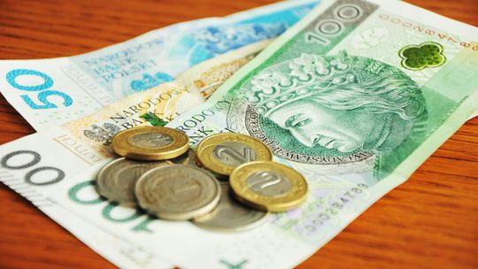Warto mieć w domu gotówkę na czarną godzinę. Ile? Podpowiada NBP
