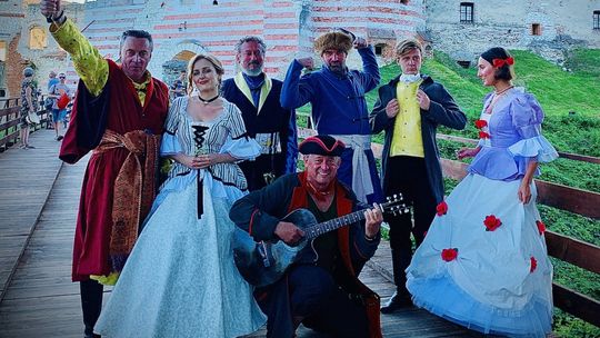 Weekend z Fredrą. Spektakle na zamku Kamieniec i w RCKP wystawi Krakowski Teatr Komedia [AKTUALIZACJA]