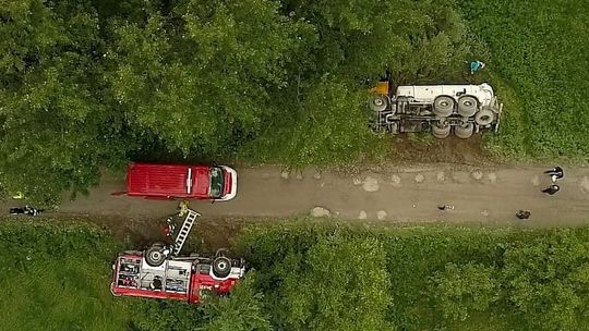WĘGLÓWKA: Cysterna i wóz strażacki w rowie. Przyczyną osunięcie się ziemi