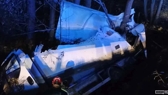 Węglówka. Dostawczym samochodem wypadł z jezdni i uderzył w drzewa