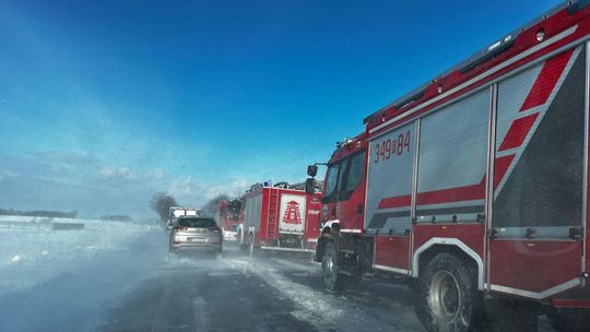 Wiatr spychał samochody na DK28. Strażackie samochody utworzyły ochronny szpaler