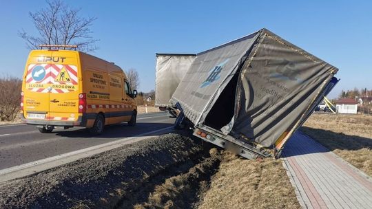 ? Wiatr zdmuchnął przyczepę do rowu na DK28 w Klimkówce