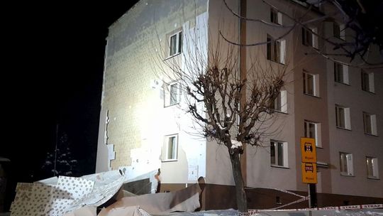 Wiatr zerwał część elewacji z bloku w Dukli
