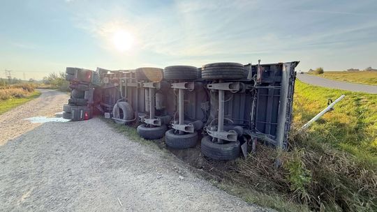 Widacz. Ciężarówka z naczepą na boku. Uszkodzony światłowód