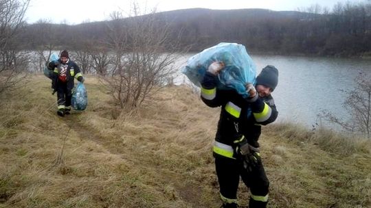 "Wielkie sprzątanie brzegów zalewu w Sieniawie" - akcja strażaków OSP Sieniawa