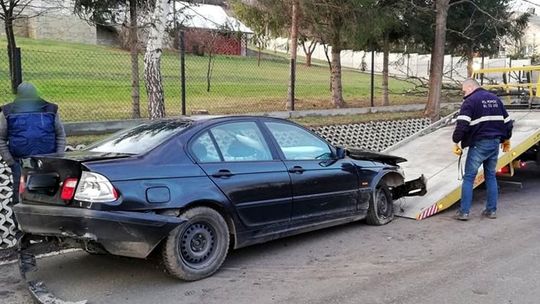 WIETRZNO: Kierowca BMW wyprzedzał inne auto. Wjechał do rowu