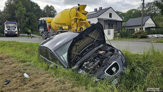 Wietrzno. Seatem wjechał w samochód-betoniarkę