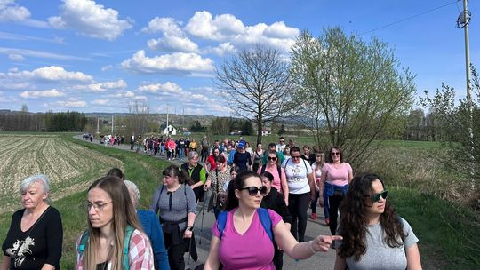 „Wiosna, ach to Ty!”. Integracyjny spacer zgromadził mieszkańców i gości w Wojaszówce
