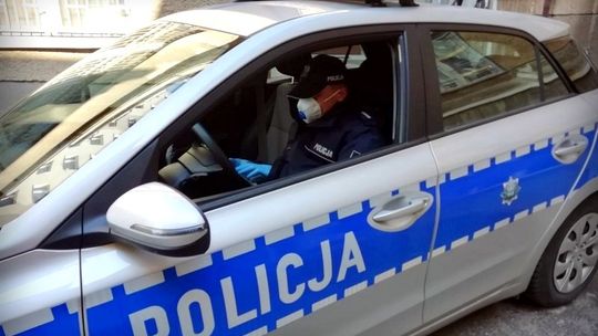 Wjechał autem w mur. Wewnątrz pięcioro młodych ludzi zorganizowało sobie spotkanie