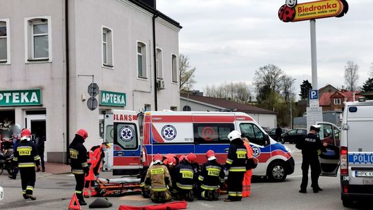 Wjechał na rondo i nie ustąpił pierwszeństwa przejazdu motorowerowi. Ranne dwie osoby