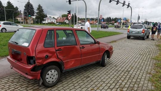 Wjechał na skrzyżowanie na czerwonym. Zderzył się z hyundaiem