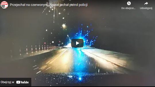 Wjechał na skrzyżowanie na czerwonym. Zielone miał radiowóz policji [NAGRANIE]